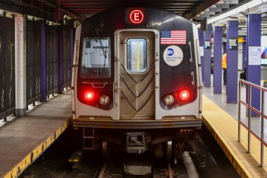 New York Şehri - 18 Nisan 2021 Dünya Ticaret Merkezi Terminal İstasyonunda E treni.