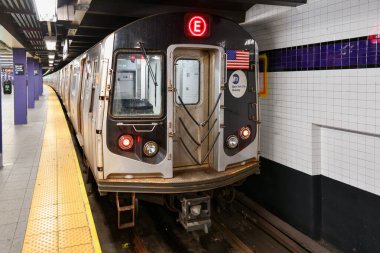 New York Şehri - 18 Nisan 2021 Dünya Ticaret Merkezi Terminal İstasyonunda E treni.