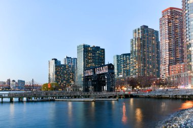 New York City - 7 Nisan 2021 Long Island Rıhtımı, Long Island City, Queens, New York 'taki Gantry Plaza Eyalet Parkı yakınında..