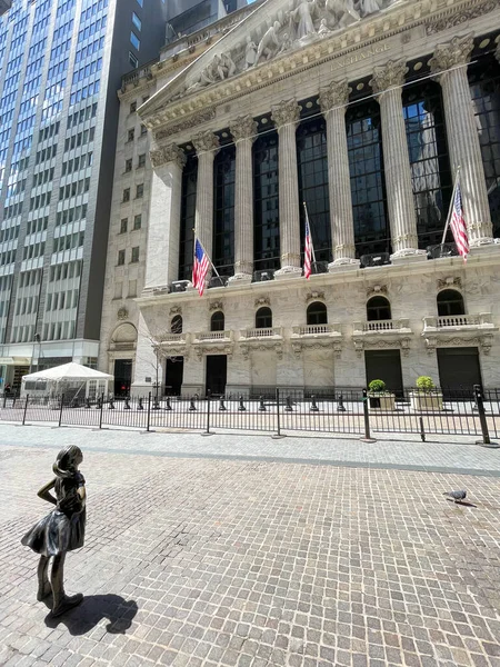 New York Avril 2021 Statue Fille Courageuse Regardant Bâtiment Bourse — Photo