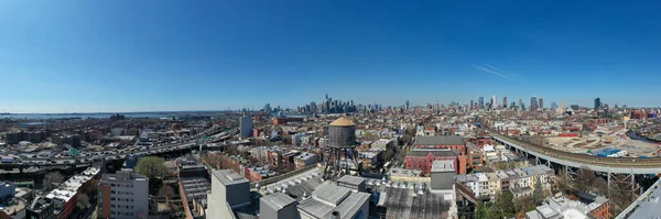 Бруклин Нью Йорк Апреля 2021 Года Водонапорная Башня Вид Манхэттен — стоковое фото
