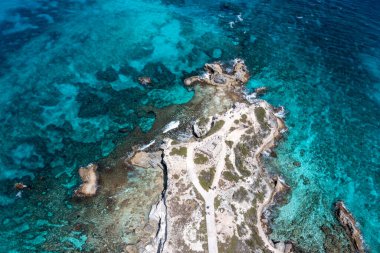 Meksika 'daki Mujeres Adası' ndaki Punta Sur etrafındaki berrak mavi suların hava manzarası. .