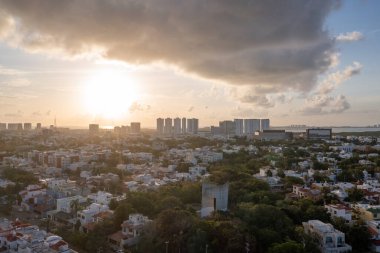Cancun, Quintana Roo, Meksika 'nın şafak vakti gökyüzünün panoramik manzarası.