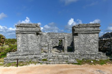 Tulum, Meksika 'daki Mayan Harabelerinde Cenote Evi. Mayalar tatlı suları için doğal kuyuları saklarlardı..