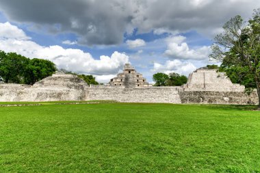 Edzna, Meksika 'nın Campeche eyaletinin kuzeyinde yer alan bir Maya arkeolojik alanıdır. Beş Katlı Bina.