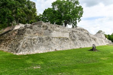 Edzna, Meksika 'nın Campeche eyaletinin kuzeyinde yer alan bir Maya arkeolojik alanıdır. Bıçakların platformu.