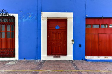 Güneşli bir günde Campeche, Meksika 'daki koloni evlerinde parlak renkler.