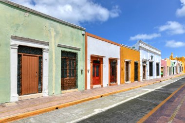 Güneşli bir günde Campeche, Meksika 'daki koloni evlerinde parlak renkler.
