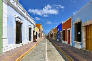 Güneşli bir günde Campeche, Meksika 'daki koloni evlerinde parlak renkler.