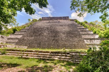 Uxmal, Yucatan, Meksika 'daki Büyük Piramit. Kuzeye bakan dokuz basamaklı bir merdiveni var..