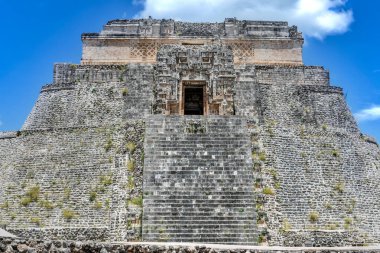 Uxmal, Yucatan, Meksika 'daki Sihirbaz Piramidi. Uxmal 'deki en uzun ve en tanınan yapıdır..