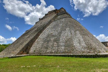 Uxmal, Yucatan, Meksika 'daki Sihirbaz Piramidi. Uxmal 'deki en uzun ve en tanınan yapıdır..