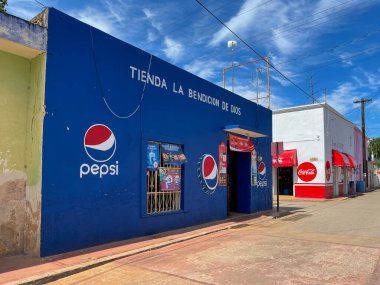 Santa Elena, Meksika - 24 Mayıs 2021: Pepsi ve Coca-Cola 'nın reklamını yapan ayırt edici boyalar Santa Elena, Meksika' da, 