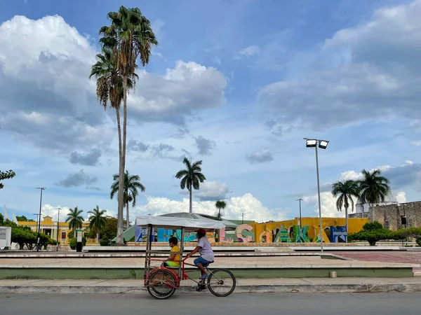 Hecelchakan Mexico Mei 2021 Fietstaxi Bij Kleurrijke Letters Van Stad — Stockfoto