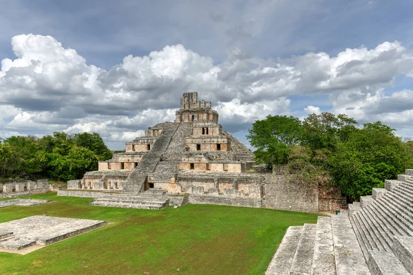 埃德兹纳是墨西哥坎佩切州北部的一个玛雅考古遗址 五楼大厦 — 图库照片