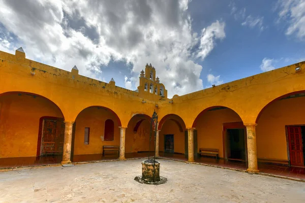 Den Vackra Gula Kyrkan San Roque Den Muromgärdade Koloniala Staden — Stockfoto