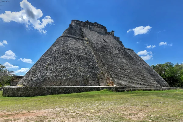 墨西哥尤卡坦Uxmal魔术师金字塔The Pyramid Magician Uxmal 它是Uxmal最高 最有名的建筑 — 图库照片