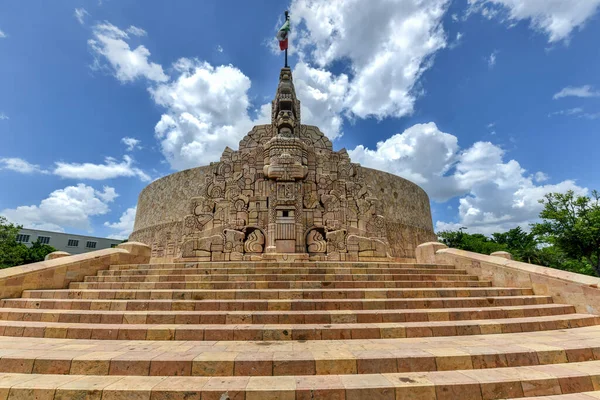 メキシコメリダ州ユカタンのパセオ モンテホに沿った祖国への記念碑 — ストック写真