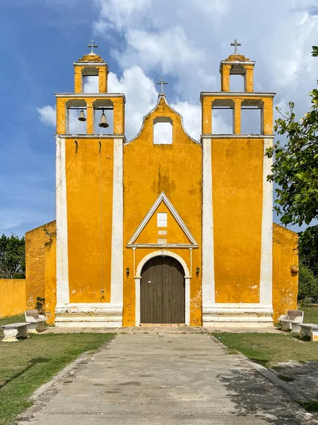 Igreja Amarela Pequena Aldeia Xanaba Esta Igreja Típica Das Pequenas — Fotografia de Stock