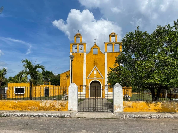 Gele Kerk Het Kleine Dorpje Xanaba Deze Kerk Typisch Voor — Stockfoto