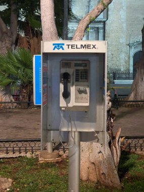 Merida, Meksika - 23 Mayıs 2021 Telmex ankesörlü telefon.