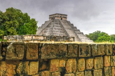 Chichen Itza, Meksika 'daki Kartallar ve Jaguarlar Platformu.