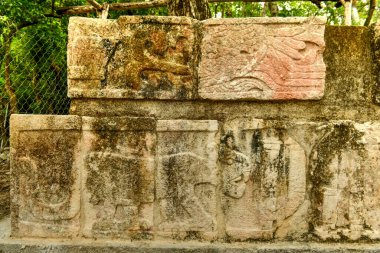 Meksika 'nın Yucatan kentindeki Chichen Itza arkeolojik sahasının merkezindeki Templo de las Grandes Mesas (Masa Tapınağı). Chichen Itza UNESCO 'nun Dünya Mirası Bölgesi.