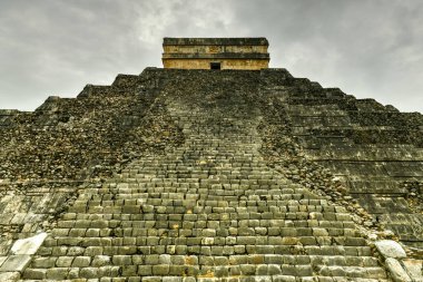 Meksika 'nın Yucatan bölgesindeki antik Maya şehri Chichen Itza' da Kukulkan Piramidi.