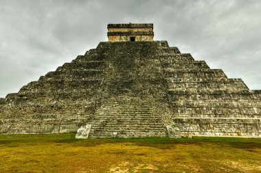 Meksika 'nın Yucatan bölgesindeki antik Maya şehri Chichen Itza' da Kukulkan Piramidi.