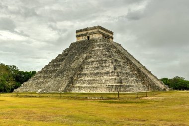 Meksika 'nın Yucatan bölgesindeki antik Maya şehri Chichen Itza' da Kukulkan Piramidi.