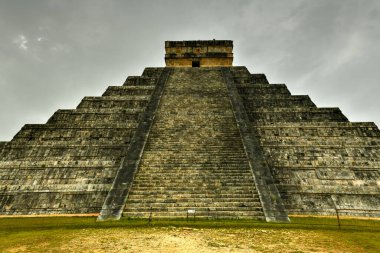 Meksika 'nın Yucatan bölgesindeki antik Maya şehri Chichen Itza' da Kukulkan Piramidi.