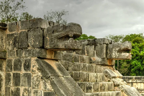 Платформа Орлів Ягуарів Чічен Іці Мексика — стокове фото
