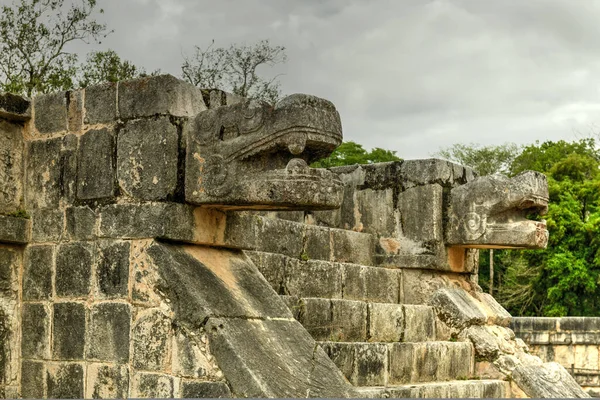 Örn Och Jaguarplattformen Chichen Itza Mexiko Stockbild