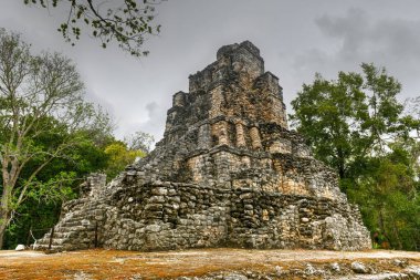 Meksika, Tulum yakınlarındaki Sian Kaan 'da Muyil Maya Piramidinin kalıntıları.
