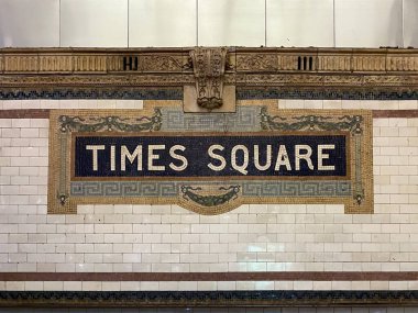 New York 'taki Times Meydanı metro istasyonunun girişine imza atın..