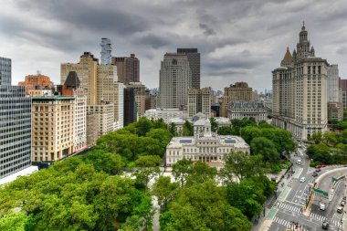 New York 'taki Manhattan' ın aşağısındaki gökdelenlerin panoramik hava manzarası.