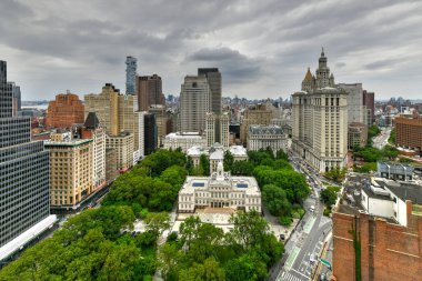 New York Şehri - 13 Haziran 2021: New York 'taki Manhattan' ın alçak gökdelenlerinin panoramik hava manzarası.