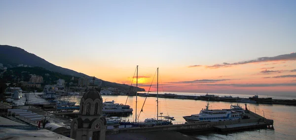 Yalta la Playa al Alba, la Crimea — Foto de Stock