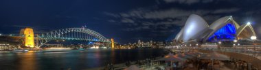 Sydney harbour bridge i Opery w nocy