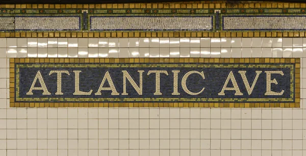 Атлантичний авеню метро знак, Бруклін, Нью-Йорк — стокове фото