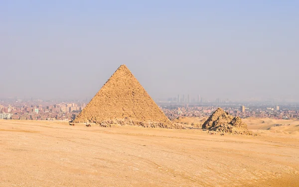 Pirámides egipcias de la meseta de Giza, El Cairo — Foto de Stock