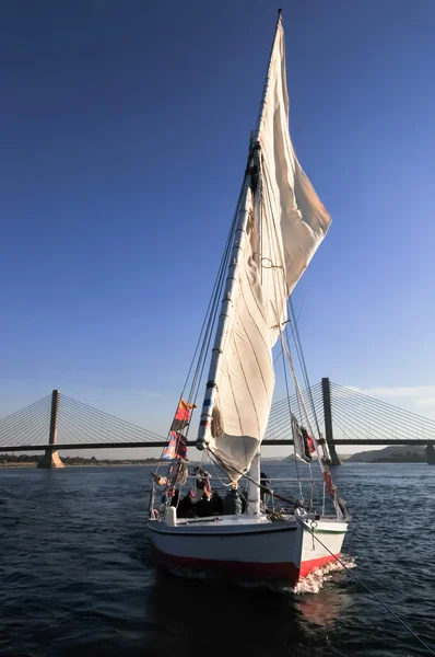 Felucca yelken - köprü aswan, Mısır — Stok fotoğraf