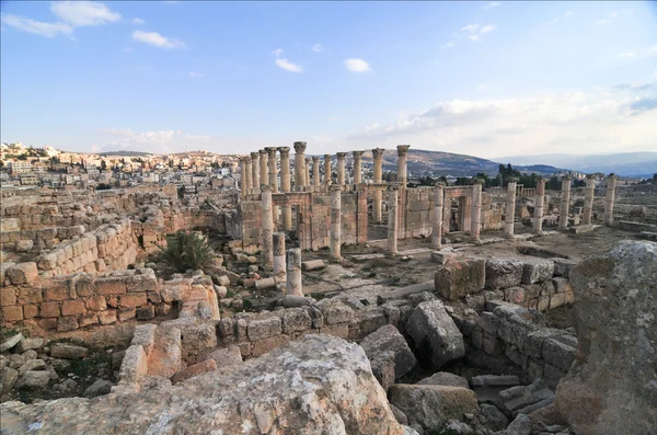A római kori oszlopok - jerash, Jordánia — Stock Fotó