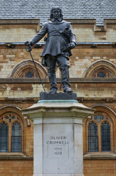 奥利弗 · 克伦威尔的雕像，伦敦，英国 — 图库照片