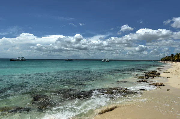 Strand langs isla catalina, Dominicaanse Republiek — Stockfoto