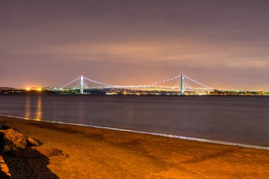 Geceleri Verrazano Köprüsü'nden Coney Adası