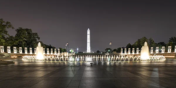 Memorial de la Segunda Guerra Mundial por la noche —  Fotos de Stock