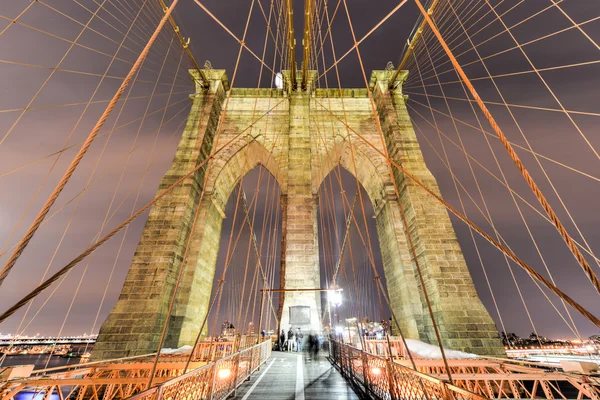 Brooklyn Bridge 's nachts — Stockfoto