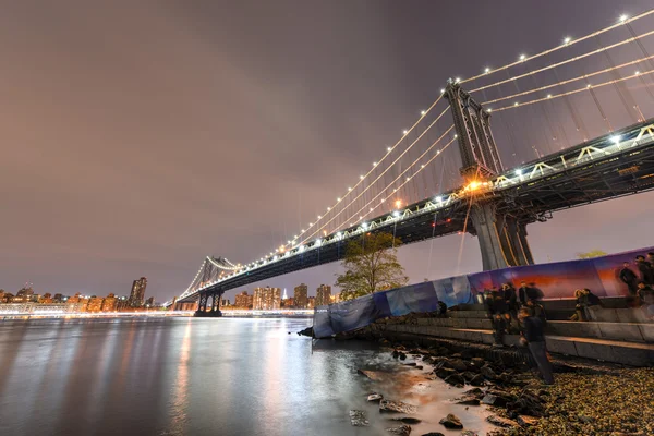 Бруклинский мост ночью — стоковое фото
