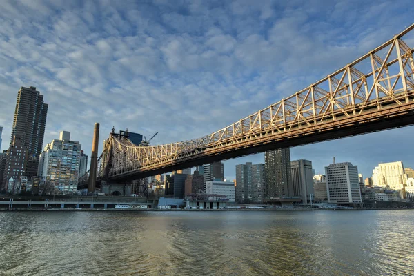 Roosevelt Island y Queensboro Bridge, Manhattan, Nueva York — Foto de Stock